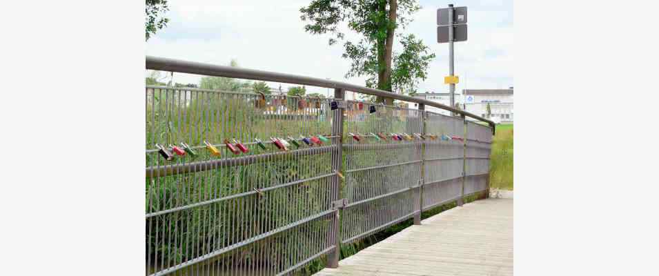 Fussgängerbrücke mit Liebesschlösser