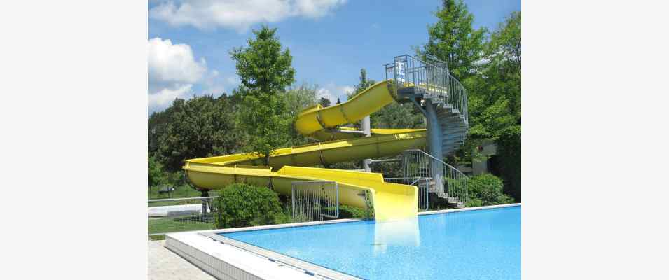 Wasserrutsche im Freibad in Altmannstein