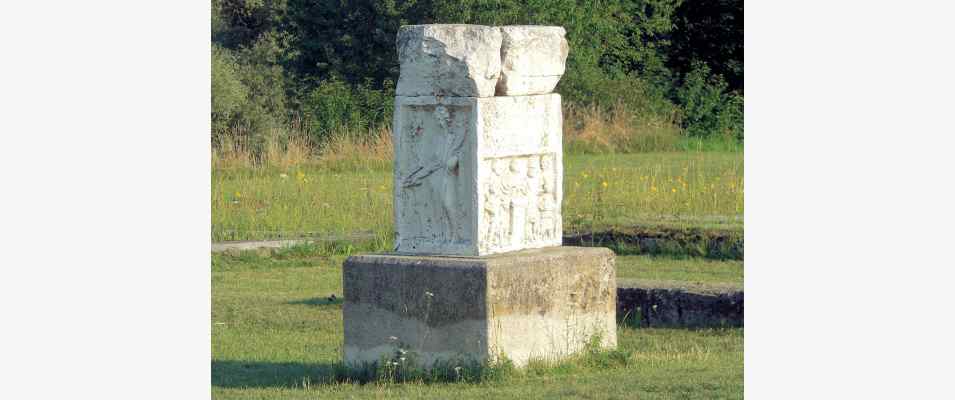 Altarstein im Römerkastell Abusina in Eining im Donautal