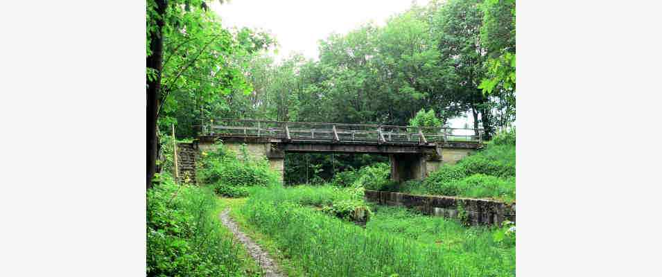 Brücke am Wünschelruten in Beingries im Naturpark Altmühltal