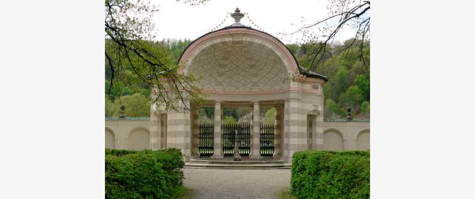 Gartenpavillion mit Brunnen