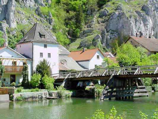 Bruck mit Bruckturm in Essing im Altmühltal