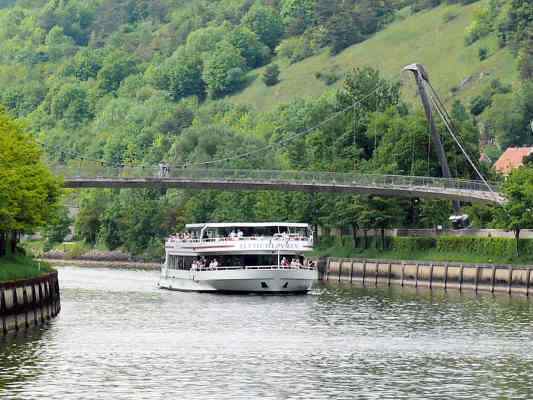 Fußgängerbrücke in Kelheim im Naturpark Altmühltal