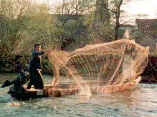 Fischen auf der Altmühl bei Kelheim im Altmühltal