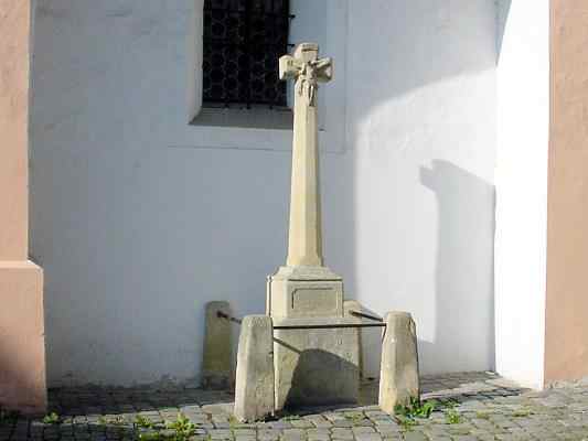 Kreuz vor der Ottokapelle in Kelheim im Altmühltal