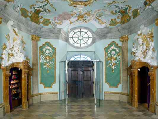 Vorhalle der Abteikirche Kloster Weltenburg bei Kelheim