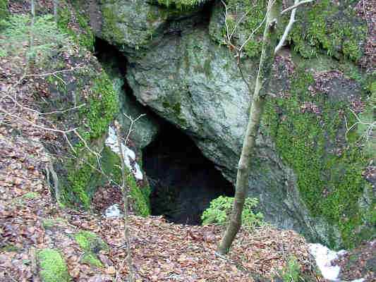Höhle bei Kipfenberg im Altmühltal