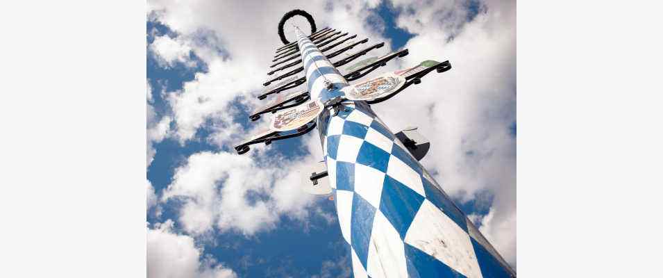 Maibaum in Wellheim im Altmühltal